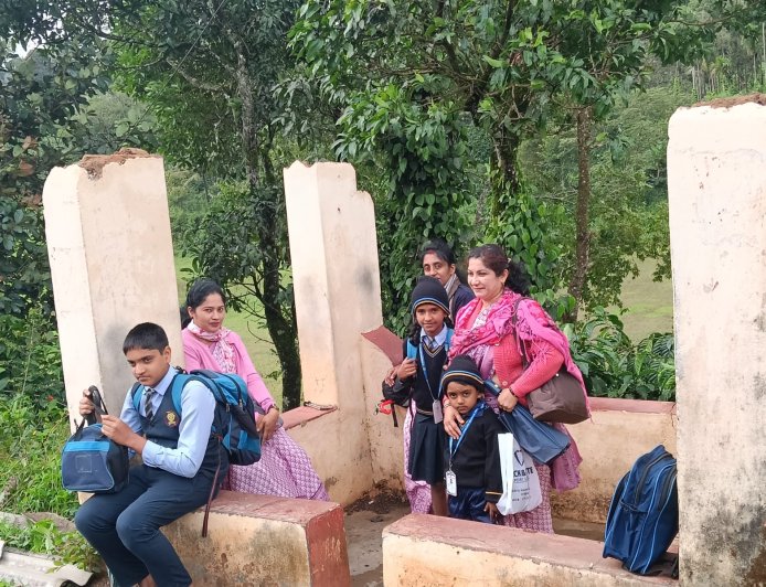 ದೊಡ್ಡಪುಲಿಕೋಟು : ಗಾಳಿ ಮಳೆಗೆ ಹಾರಿ ಹೋದ ಪ್ರಯಾಣಿಕರ ಬಸ್ಸು ತಂಗುದಾಣದ ಮೇಲ್ಚಾವಣಿ