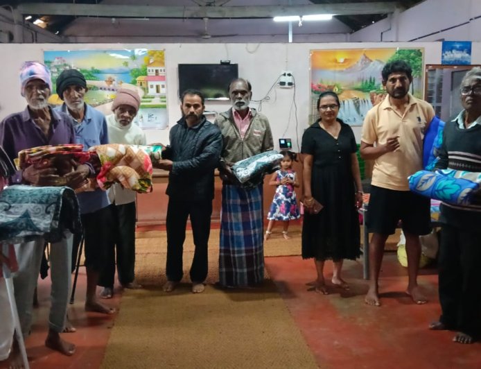 ಎ.ಎಸ್. ಪೊನ್ನಣ್ಣ ಹುಟ್ಟುಹಬ್ಬ: ವೃದ್ಧಾಶ್ರಮದಲ್ಲಿ  ಪಿಯೂಷ್ ಪೆರೇರಾ ಕುಟುಂಬದಿಂದ ನಿರಾಶ್ರಿತರಿಗೆ 25 ಕಂಬಳಿ ವಿತರಣೆ