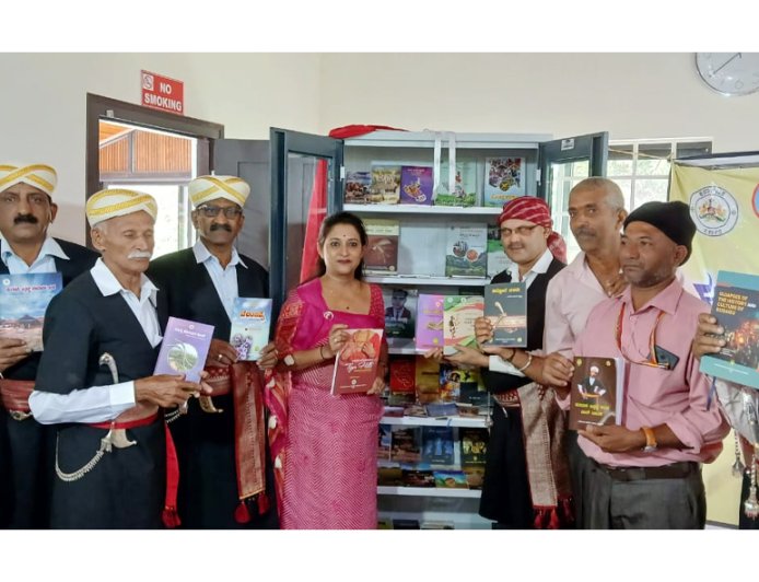 ಕರ್ನಾಟಕ ಕೊಡವ ಸಾಹಿತ್ಯ ಅಕಾಡೆಮಿ ಬೈರಂಬಾಡದ ಹಾಲುಗುಂದ ಫಾರ್ಮರ್ಸ್ ಫ್ಯಾಮಿಲಿ ಕ್ಲಬ್‌ನಲ್ಲಿ 13ನೇ ಕೊಡವ ಪುಸ್ತಕ ಪತ್ತಾಯ