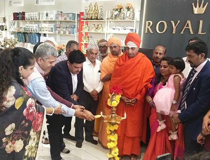 ಕುಶಾಲನಗರ : ರಾಯಲ್‌ಓಕ್ ಫರ್ನಿಚರ್ ನೂತನ ಮಳಿಗೆ ಉದ್ಘಾಟನೆ