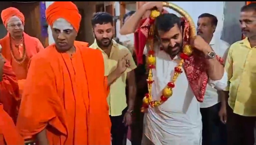 ಶನಿವಾರಸಂತೆ: ಸಿಡಿಗಳಲೆ ಮಠಕ್ಕೆ ಸಿದ್ದಲಿಂಗ ಸ್ವಾಮೀಜಿ ಭೇಟಿ, ಆಶೀರ್ವಾದ ಪಡೆದ ಶಾಸಕ ಡಾ. ಮಂತರ್ ಗೌಡ
