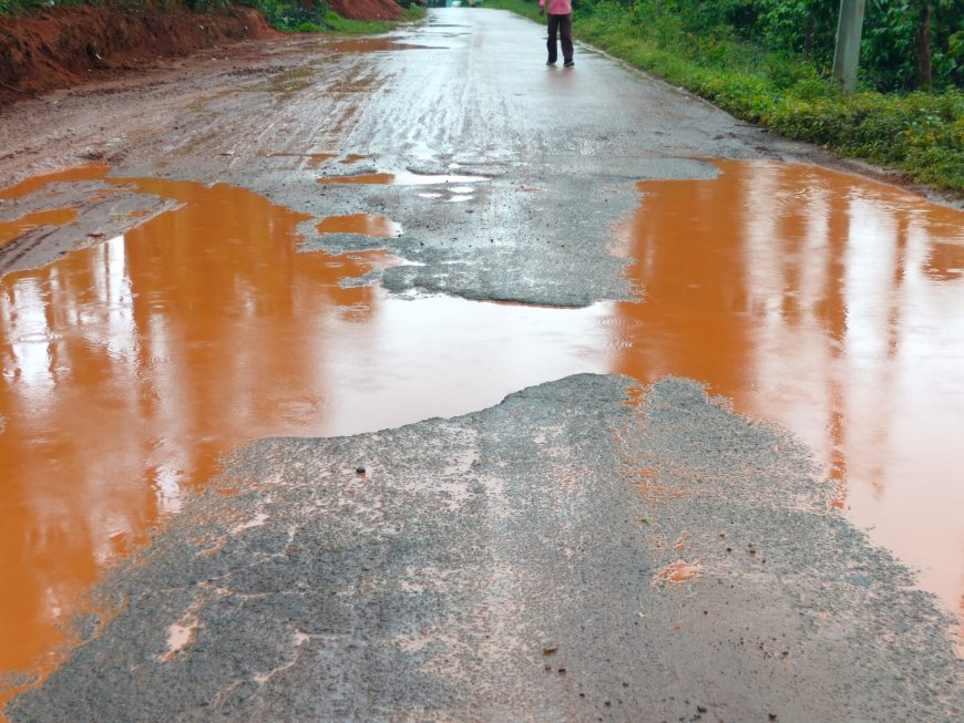ಗುಂಡಿಮಯವಾದ ಮರಗೋಡು–ಕೊಂಡಂಗೇರಿ ರಸ್ತೆ :ಬಾಳೆ ಗಿಡ ನೆಟ್ಟು ಧರಣಿಗೆ ಆಟೋ ಚಾಲಕರು, ಮಾಲೀಕರ ಸಂಘ ಹಾಗೂ ಗ್ರಾಮಸ್ಥರ ಎಚ್ಚರಿಕೆ
