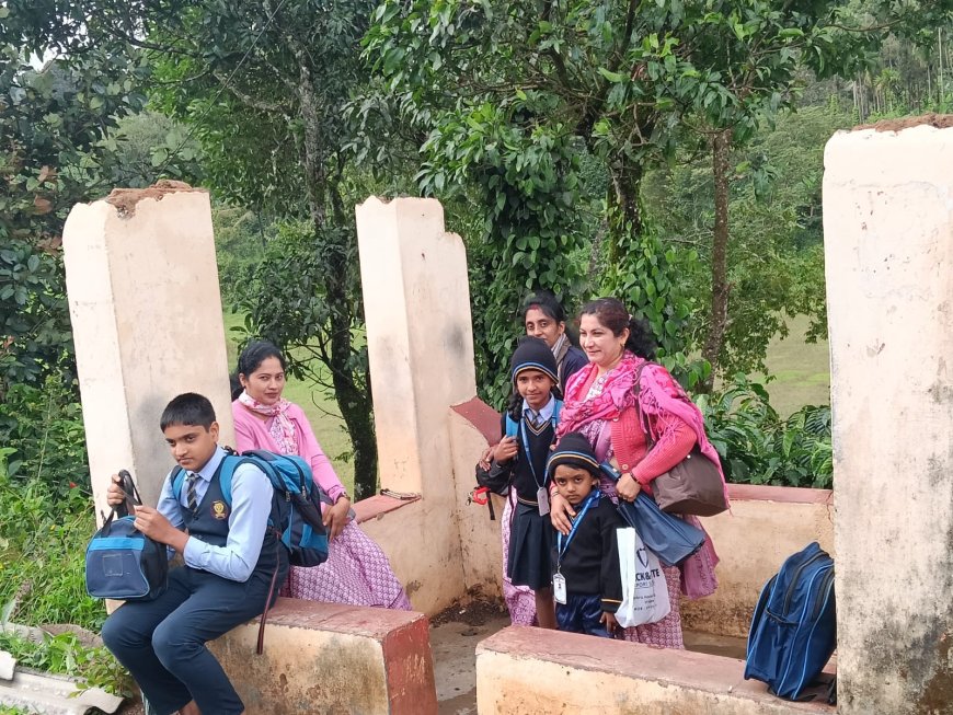 ದೊಡ್ಡಪುಲಿಕೋಟು : ಗಾಳಿ ಮಳೆಗೆ ಹಾರಿ ಹೋದ ಪ್ರಯಾಣಿಕರ ಬಸ್ಸು ತಂಗುದಾಣದ ಮೇಲ್ಚಾವಣಿ