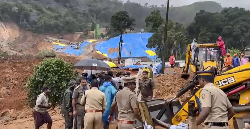 ವಯನಾಡು ಭೂಕುಸಿತ: 2 ಮೃತ್ಯು, 10 ಮಂದಿ ಅವಶೇಷಗಳಡಿ ಸಿಲುಕಿರುವ ಶಂಕೆ