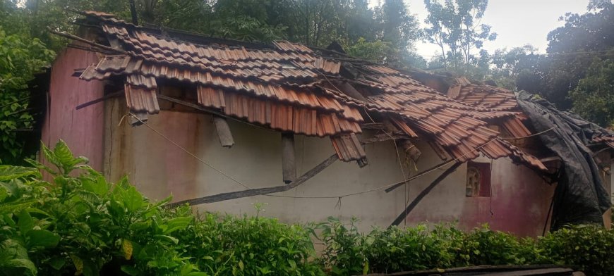 ಹುಲಿತಾಳ : ಧಾರಾಕಾರ ಮಳೆಗೆ ಮನೆಯ ಮೇಲ್ಛಾವಣಿ ಕುಸಿದು ಸಂಪೂರ್ಣ ಹಾನಿ