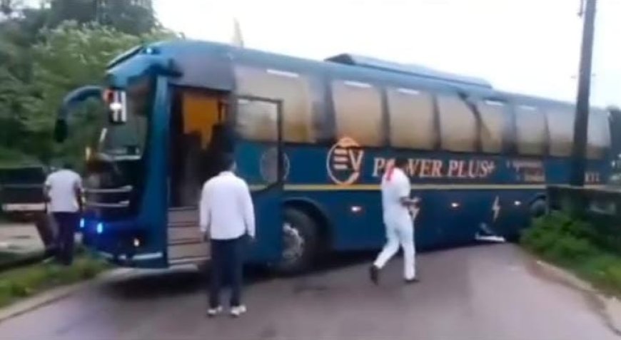 ಮಡಿಕೇರಿ: ಎಲ್ಐಸಿ ಬಳಿ ಸಿಲುಕಿದ KSRTC ಎಲೆಕ್ಟ್ರಿಕ್ ಬಸ್