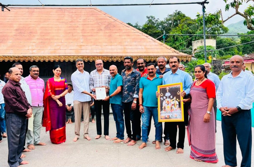 ಪವಿತ್ರ ಶ್ರೀ ಪಾಡಿ ಇಗ್ಗುತಪ್ಪ ಸನ್ನಿಧಿಯಲ್ಲಿ 2027 ನೇ ಸಾಲಿನ ಆತಿಥೇಯ ಅಜ್ಜಿಕುಟ್ಟಿರ ಕುಟುಂಬಸ್ಥರಿಗೆ ಆಯೋಜನೆಯ ಹಕ್ಕನ್ನು ಹಸ್ತಾಂತರಿಸಿದ ಕೊಡವ ಹಾಕಿ ಅಕಾಡಮಿ