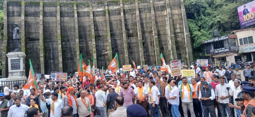 ಮಡಿಕೇರಿಯಲ್ಲಿ ಕಾಂಗ್ರೆಸ್ ‌ವಿರುದ್ಧ ಬಿಜೆಪಿ ಪ್ರತಿಭಟನೆ