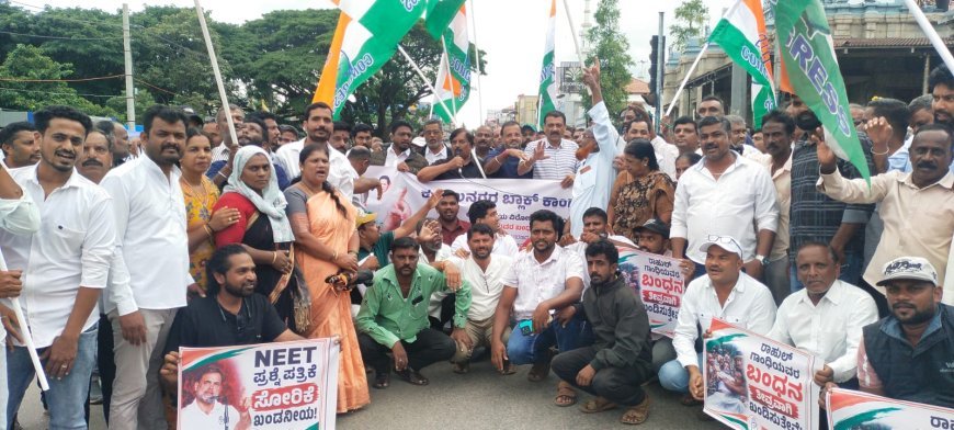 ಕುಶಾಲನಗರ :ನೀಟ್ ಪ್ರಶ್ನೆಪತ್ರಿಕೆ ಸೋರಿಕೆ,ವಿಪಕ್ಷ ನಾಯಕ ರಾಹುಲ್ ಗಾಂಧಿ ಬಂಧನ, ವಿದ್ಯಾರ್ಥಿಗಳ ಮೇಲೆ‌ ಲಾಠಿ ಚಾರ್ಜ್ ಖಂಡಿಸಿ ಕಾಂಗ್ರೆಸ್ ಬೃಹತ್ ಪ್ರತಿಭಟನೆ