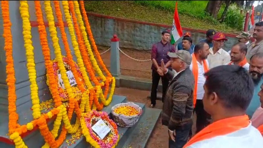 ಮಡಿಕೇರಿ:ಕಾರ್ಗಿಲ್ ಯುದ್ಧದಲ್ಲಿ ಪ್ರಾಣಾರ್ಪಣೆ ಮಾಡಿದ ವೀರ ಯೋಧರಿಗೆ ಪುಷ್ಪನಮನ ಸಲ್ಲಿಸಿದ ಮಾಜಿ ಯೋಧರು