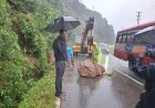 ಮದೆ ಬಳಿ ರಸ್ತೆಗೆ ಬಂಡೆ ಕುಸಿತ: ಕೆಲಕಾಲ ಸಂಚಾರ ಅಡ್ಡಿ, ಬಳಿಕ ತೆರವು
