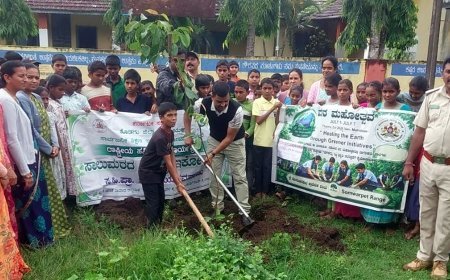 ವಸತಿ ಶಾಲಾ ಆವರಣದಲ್ಲಿ ವನಮಹೋತ್ಸವ ಆಚರಣೆ