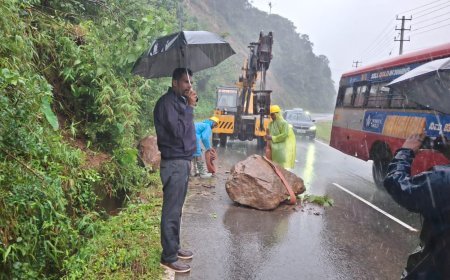 ಮದೆ ಬಳಿ ರಸ್ತೆಗೆ ಬಂಡೆ ಕುಸಿತ: ಕೆಲಕಾಲ ಸಂಚಾರ ಅಡ್ಡಿ, ಬಳಿಕ ತೆರವು
