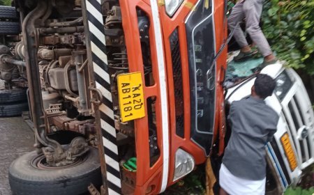 ಅಬ್ಬಿಕೊಲ್ಲಿ ಬಳಿ ಭೀಕರ ಅಪಘಾತ: ಟೆಂಪೋ ಟ್ರಾವೆಲರ್ ಮೇಲೆ ಮಗುಚಿ ಬಿದ್ದ ಲಾರಿ