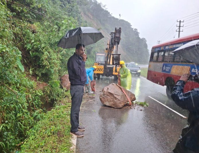 ಮದೆ ಬಳಿ ರಸ್ತೆಗೆ ಬಂಡೆ ಕುಸಿತ: ಕೆಲಕಾಲ ಸಂಚಾರ ಅಡ್ಡಿ, ಬಳಿಕ ತೆರವು