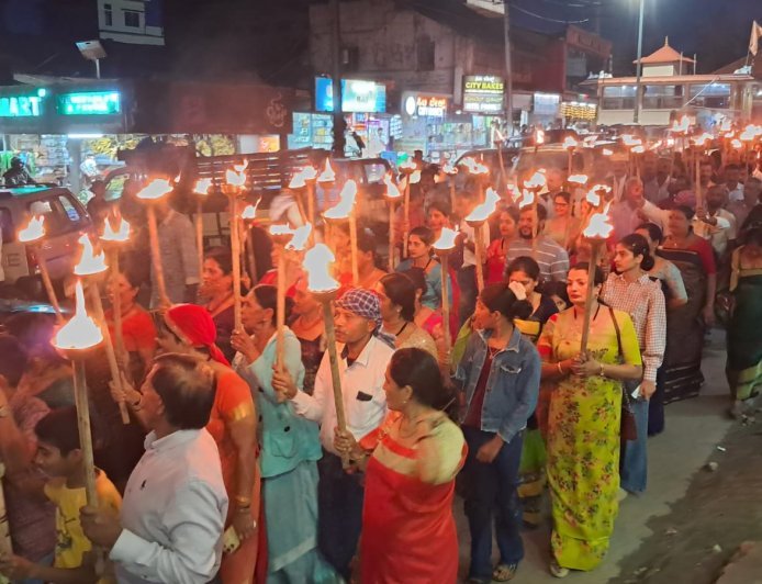 ಪೊನ್ನಂಪೇಟೆ: ಕಿಗ್ಗಟ್ಟ್ ನಾಡ್ ಕೊಡವ ಹಿತರಕ್ಷಣಾ ಬಳಗದ ವತಿಯಿಂದ ಪಂಜಿನ ಮೆರವಣಿಗೆ