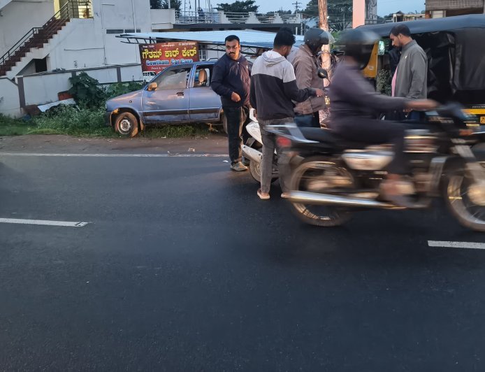 ಕುಶಾಲನಗರ :ರಸ್ತೆಯಲ್ಲಿ ವಿರುದ್ಧ ದಿಕ್ಕಿಗೆ ವಾಹನಗಳ ಸಂಚಾರ: ಆಟೋ ರಿಕ್ಷಾ ಮತ್ತು ಸ್ಕೂಟಿ ನಡುವೆ ಅಪಘಾತ