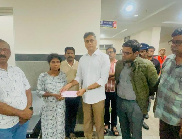ಯಡೂರು ಗ್ರಾಮದಲ್ಲಿ ಕಾಡಾನೆ ದಾಳಿಗೆ ಕಾರ್ಮಿಕ ಬಲಿ:  ಮೃತರ ಕುಟುಂಬಕ್ಕೆ ಪರಿಹಾರ ಚೆಕ್ ಹಸ್ತಾಂತರಿಸಿದ ಶಾಸಕ ಎಎಸ್ ಪೊನ್ನಣ್ಣ
