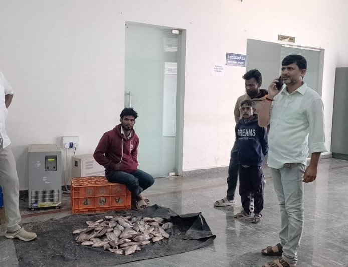 ಕುಶಾಲನಗರ ಪುರಸಭೆ ಕಛೇರಿಯೊಳಗಡೆ ಮೀನು ವ್ಯಾಪಾರ!