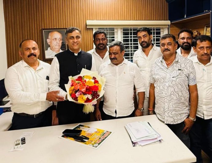 ಪೊನ್ನoಪೇಟೆ ಬ್ಲಾಕ್ ಕಾಂಗ್ರೆಸ್ ಅಧ್ಯಕ್ಷ ಮೀದೇರಿರ ನವೀನ್ ನೇತೃತ್ವದಲ್ಲಿ ಸಿ ಎಂ. ರಾಜಕೀಯ ಕಾರ್ಯದರ್ಶಿ ಪೊನ್ನಣ್ಣ ಅವರ ಭೇಟಿ :ಅಭಿನಂದನೆ ಸಲ್ಲಿಕೆ