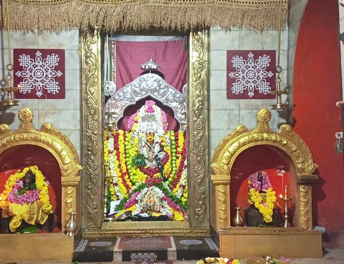 ವರಮಹಾಲಕ್ಷ್ಮಿ ಹಬ್ಬ: ವೀರಾಜಪೇಟೆಯ ಶ್ರೀ ದಕ್ಷಿಣ ಮಾರಿಯಮ್ಮ ದೇವಸ್ಥಾನದಲ್ಲಿ ವಿಶೇಷ ಪೂಜೆ ಹಾಗೂ ಅನ್ನಸಂತರ್ಪಣೆ