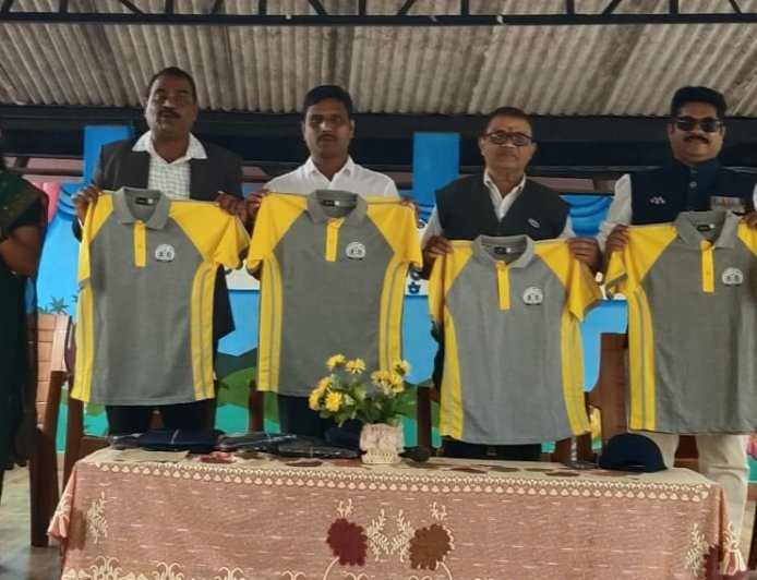 ಗೋಣಿಕೊಪ್ಪ ಕರ್ನಾಟಕ ಪಬ್ಲಿಕ್ ಸ್ಕೂಲ್ ವಿದ್ಯಾರ್ಥಿಗಳಿಗೆ  ಸಮವಸ್ತ್ರ ವಿತರಣೆ