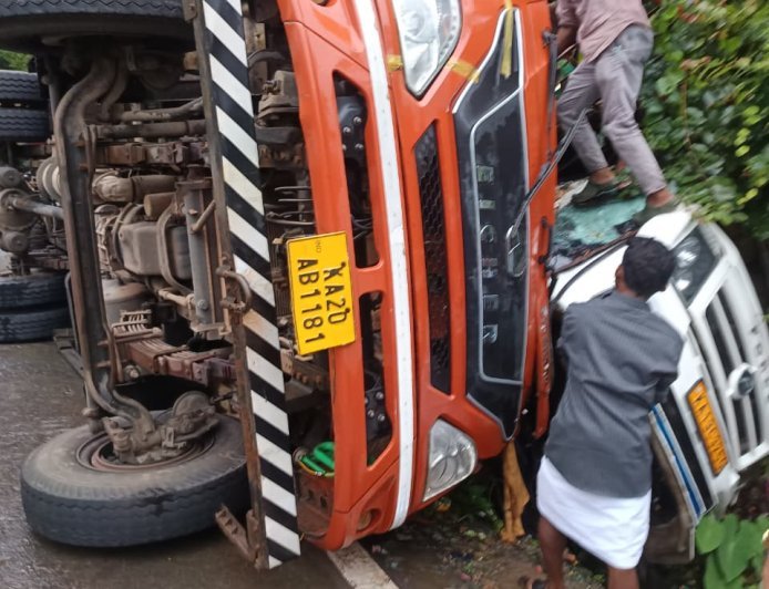 ಅಬ್ಬಿಕೊಲ್ಲಿ ಬಳಿ ಭೀಕರ ಅಪಘಾತ: ಟೆಂಪೋ ಟ್ರಾವೆಲರ್ ಮೇಲೆ ಮಗುಚಿ ಬಿದ್ದ ಲಾರಿ