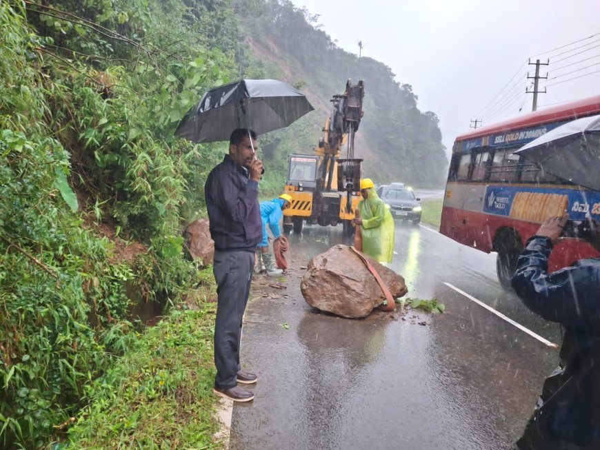 ಮದೆ ಬಳಿ ರಸ್ತೆಗೆ ಬಂಡೆ ಕುಸಿತ: ಕೆಲಕಾಲ ಸಂಚಾರ ಅಡ್ಡಿ, ಬಳಿಕ ತೆರವು