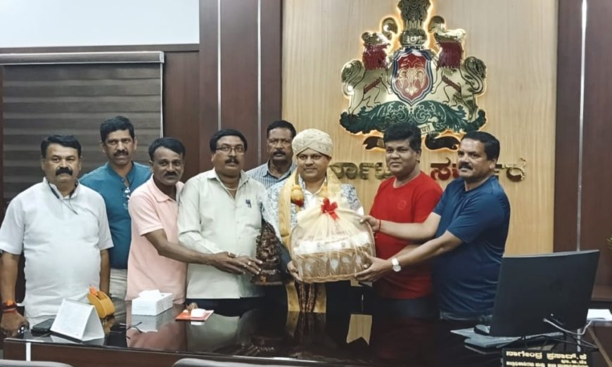ಕುಶಾಲನಗರ : ಬಳ್ಳಾರಿ ಡಿಸಿ ಕೆ.ನಾಗೇಂದ್ರ ಪ್ರಸಾದ್ ಗೆ ಗ್ರಾಮಸ್ಥರಿಂದ ಸನ್ಮಾನ