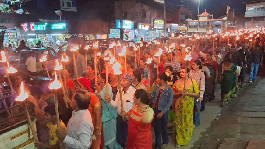 ಪೊನ್ನಂಪೇಟೆ: ಕಿಗ್ಗಟ್ಟ್ ನಾಡ್ ಕೊಡವ ಹಿತರಕ್ಷಣಾ ಬಳಗದ ವತಿಯಿಂದ ಪಂಜಿನ ಮೆರವಣಿಗೆ