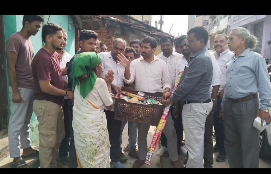 ಕುಶಾಲನಗರ:ಮಳೆಗೆ ಟೌನ್ ಕಾಲೋನಿಯಲ್ಲಿ ಮನೆ ಕುಸಿತ    ಹೊಸ ಮನೆ ನಿರ್ಮಿಸಿ ಕೊಡುವ ಭರವಸೆ ನೀಡಿದ ಶಾಸಕ ಮಂತರ್ ಗೌಡ