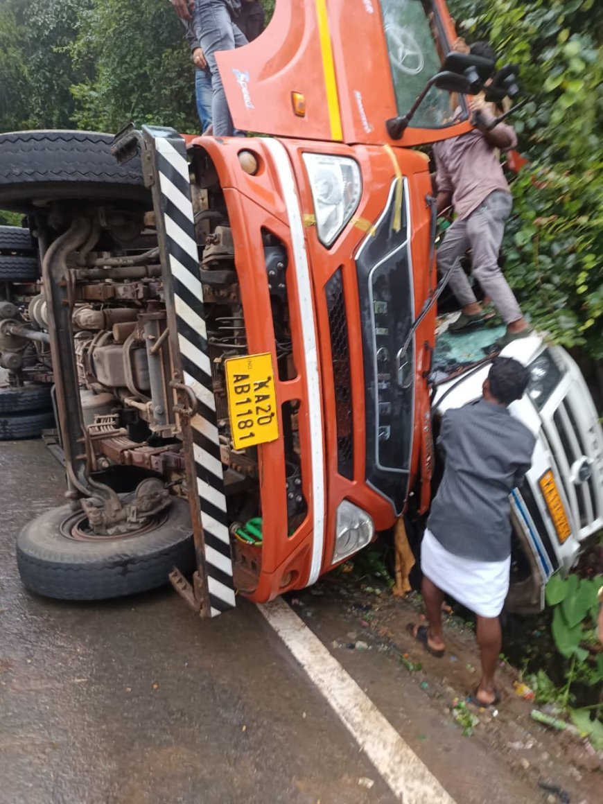ಅಬ್ಬಿಕೊಲ್ಲಿ ಬಳಿ ಭೀಕರ ಅಪಘಾತ: ಟೆಂಪೋ ಟ್ರಾವೆಲರ್ ಮೇಲೆ ಮಗುಚಿ ಬಿದ್ದ ಲಾರಿ